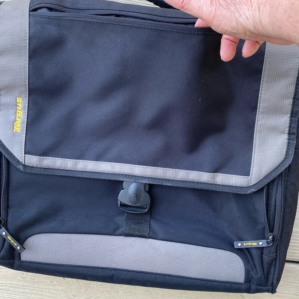 TARGUS - Black & gray trim Messenger Case for laptop, Size: 16”W x 12”L …